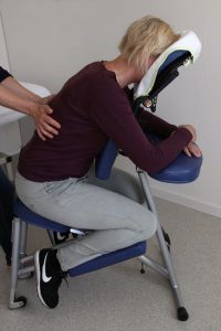 Stoelmassage bij Tilly Tesselaar in haar Praktijk Tesselaar toegepast op een patiënt